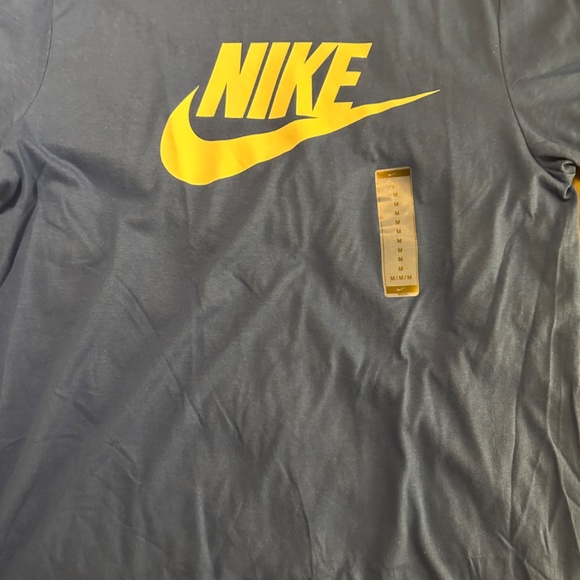 Nike Standard Tee - BEST OFFER - Picture 3 of 3